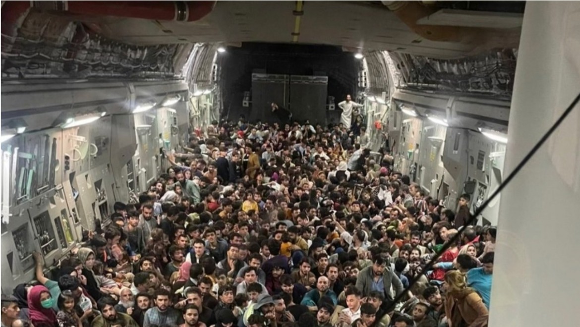 阿富汗悲慘逃亡！上百人擠C-17「末日景象」震撼曝光